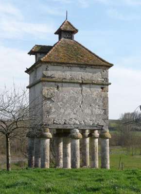 04 Frankreich, Andiran bei Agen an der Garonne, typischer Taubenschlag aus der Umgebung, 2010